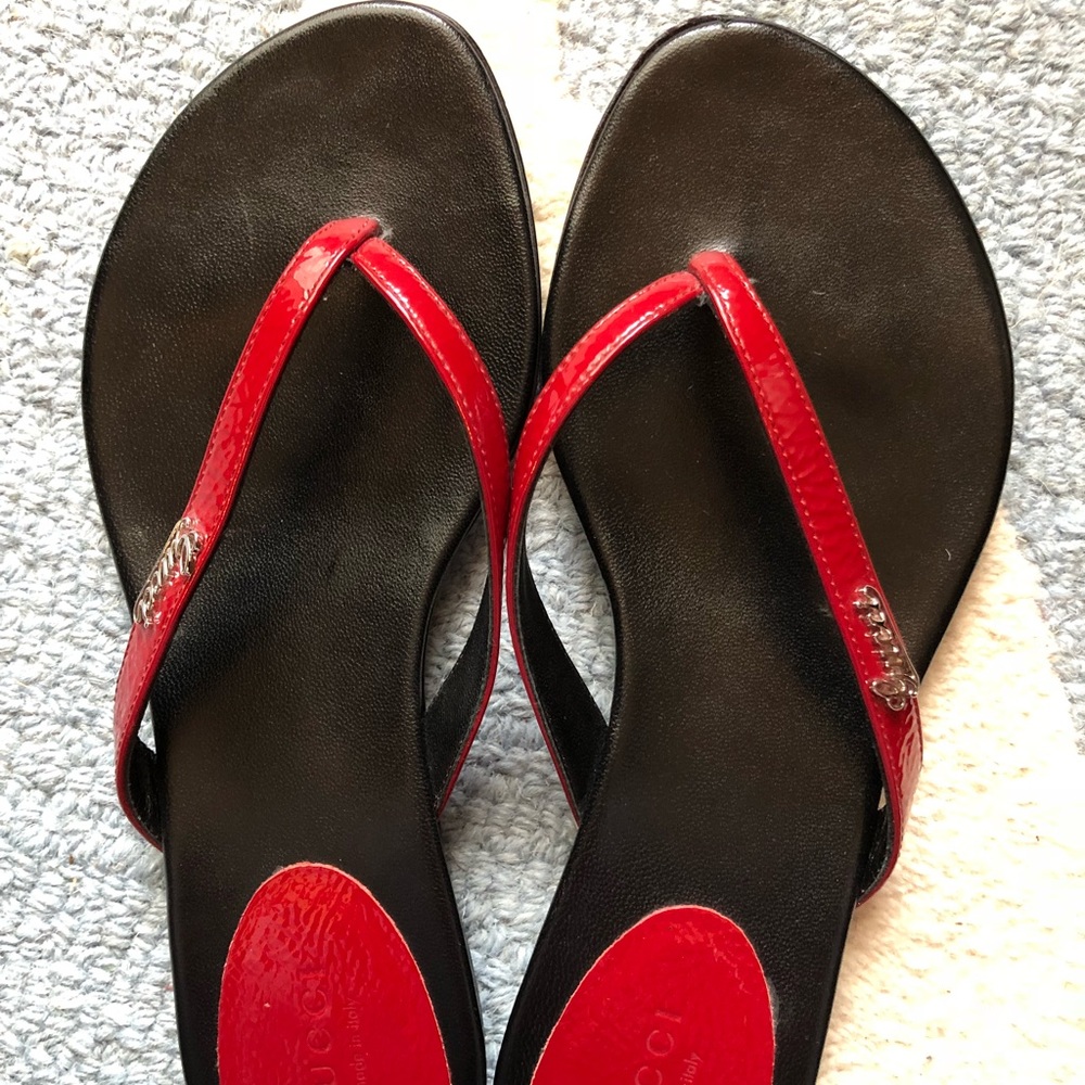 Red Gucci women’s thong sandal